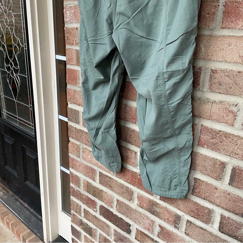 North Face sage green lightweight active capri pants Women Large - Picture 13 of 13